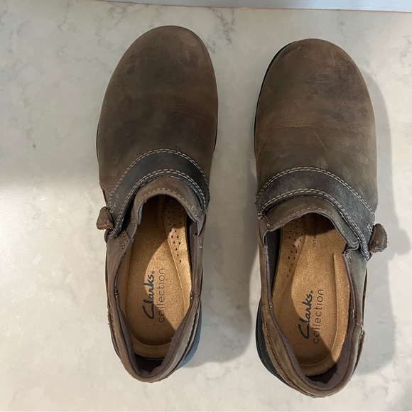8.5 women’s Clarks loafers. Brown nubuck. - Picture 6 of 10